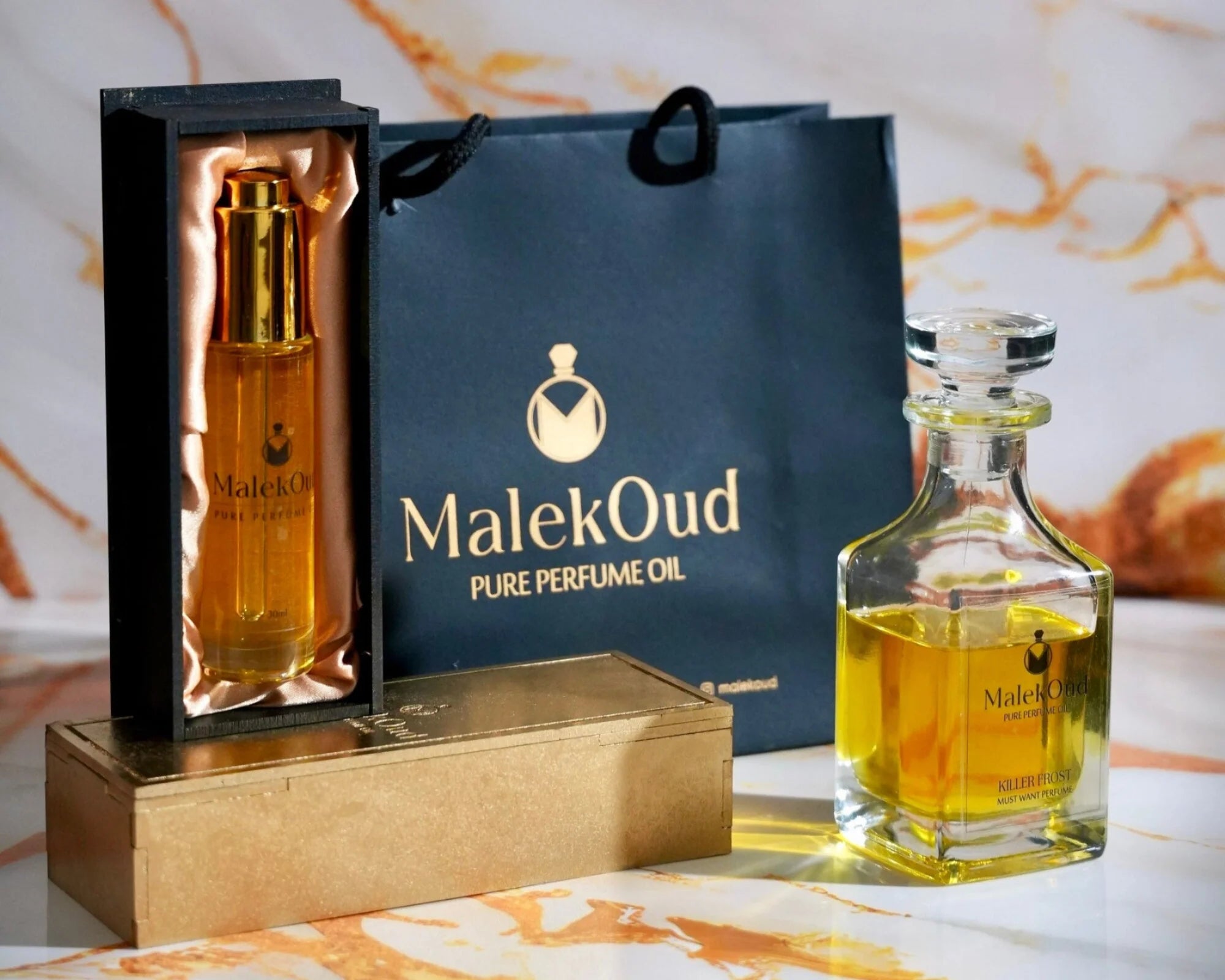 MalekOud uljani parfem u elegantnoj kutiji pored brendirane kese